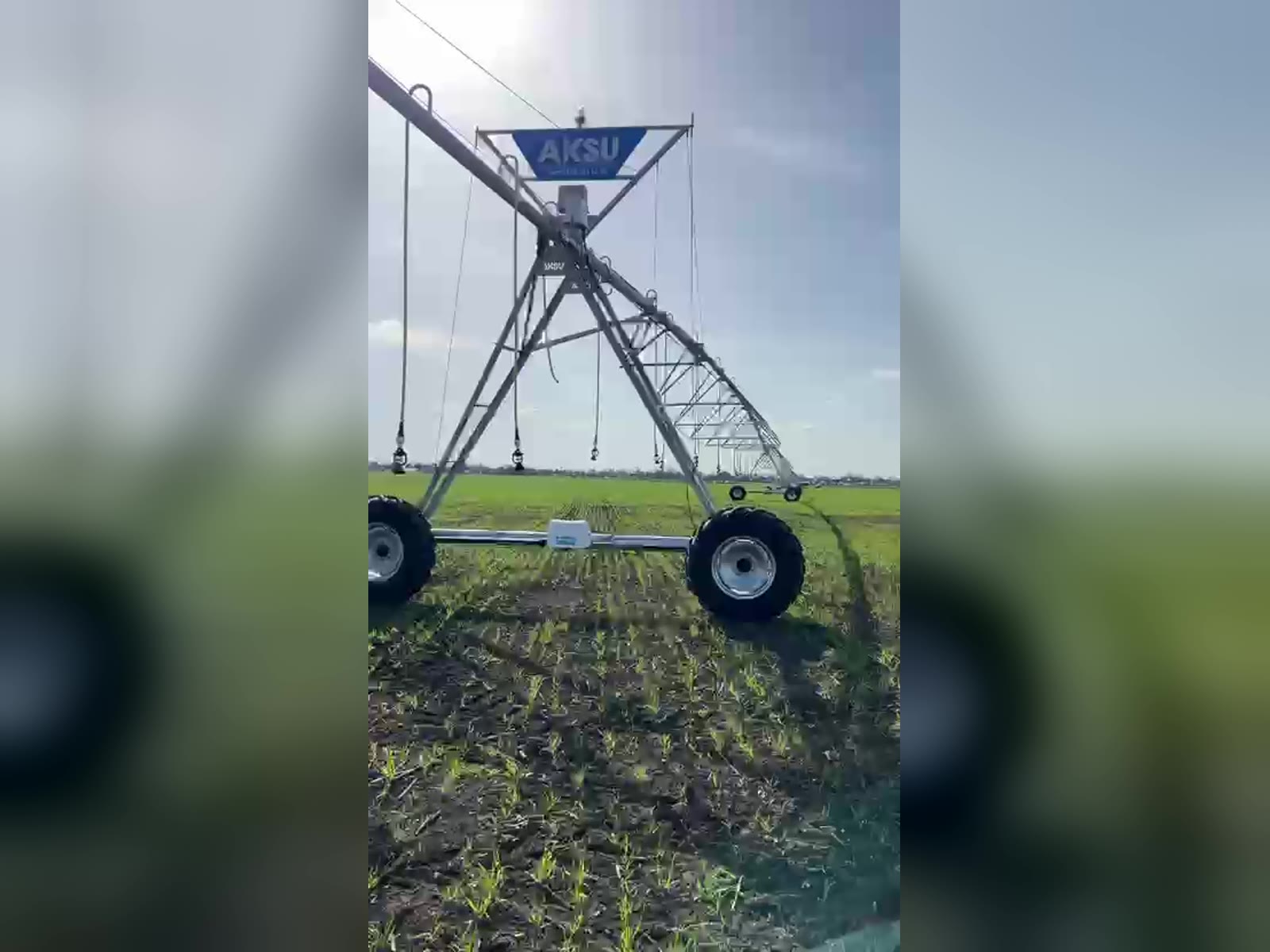 نظام ري محوري من AksuPivot مركَّب في مولدوفا، واقف فوق محصول حديث