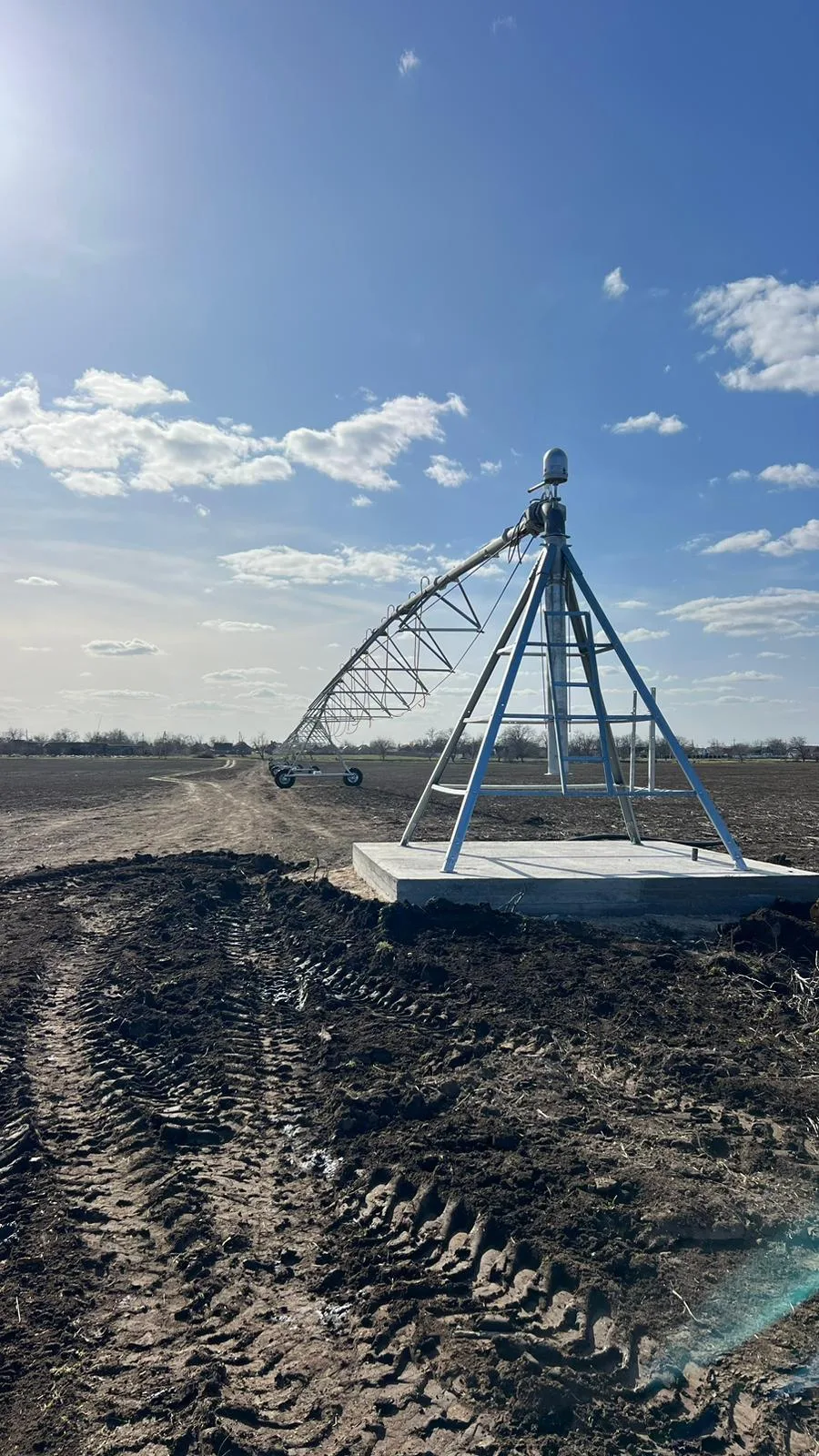 An AksuPivot pivot point on its concrete pad, with tyre tracks in freshly worked soil