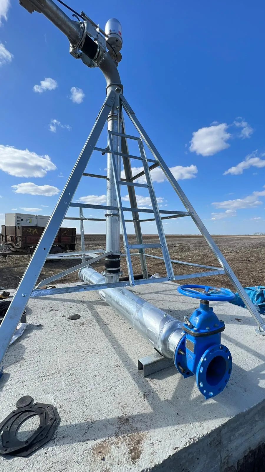 The inlet pipe and blue gate valve at the base of an AksuPivot pivot point on its pad